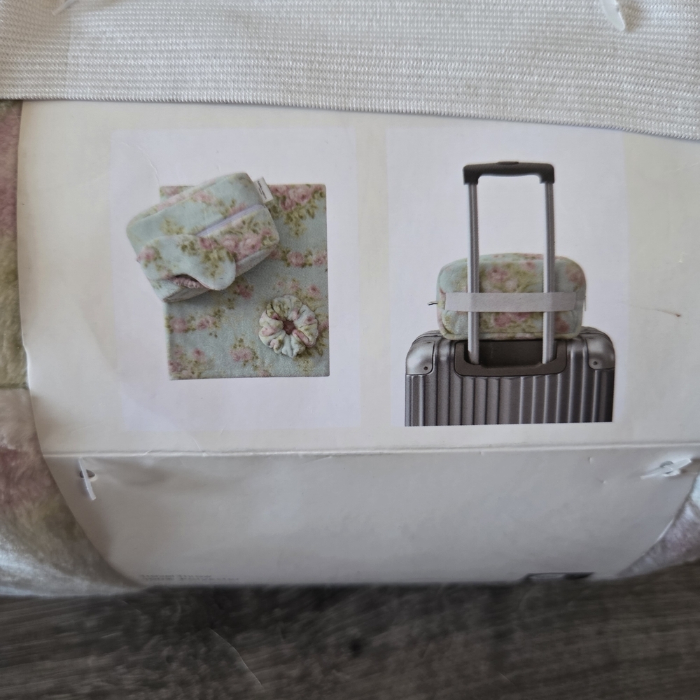 Laura Ashley Floral Plush Travel Set - NEW - Picture 4 of 5